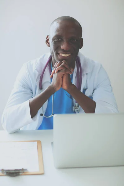 Giovane medico africano che lavora su laptop alla scrivania — Foto Stock