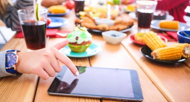 Yemek masasında içki içen insanlar.