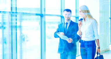 bir iş merkezi koridorda yürürken iş adamları