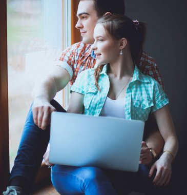 Genç çift katta oturan ve onlar hakkında tasarruf hesaplama