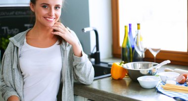 Mutfakta masada oturan genç bir kadın. .