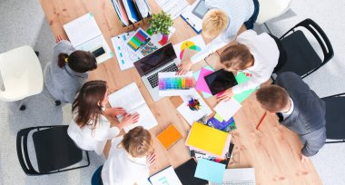 İş adamları toplantıda, ofiste oturup tartışıyorlar.