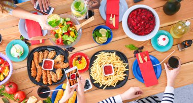 Üstten Görünüm grup yemek yiyorsunuz tahta masada otururken insan