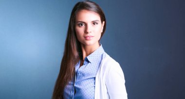 Koyu arka plan karşı bir işkadını portresi