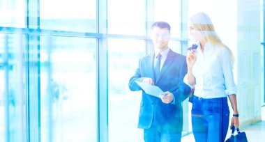 bir iş merkezi koridorda yürürken iş adamları