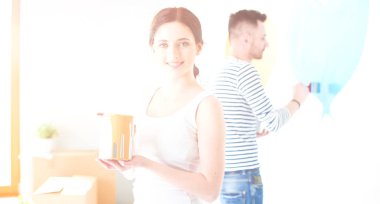 Portre mutlu gülümseyen genç çift resim iç duvar yeni ev