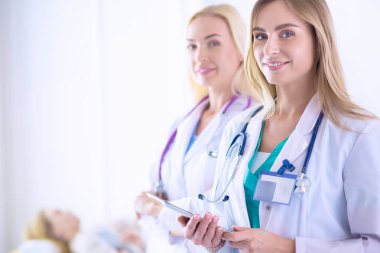 tıbbi ofiste geçti silah ile duran üç kendine güvenen kadın doktor portresi