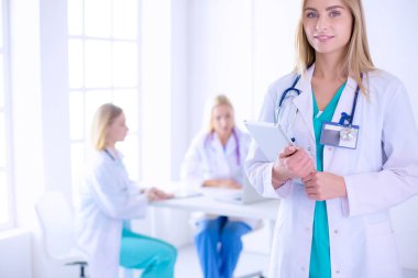 Kadın doktor hastanede steteskopla dikiliyor. Kadın doktor