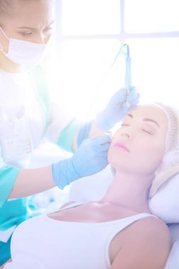 Kaşlar için kalıcı makyaj. Güzellik salonunda kalın kaşlı güzel bir kadın.