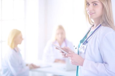 Kadın doktor hastanede steteskopla dikiliyor. Kadın doktor