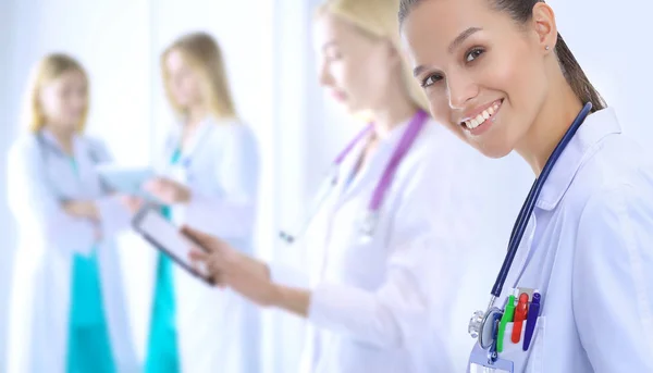 Kvinnlig läkare med stetoskop på sjukhuset. Kvinnlig läkare — Stockfoto