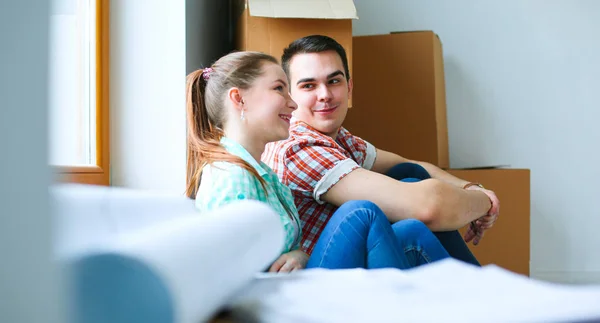 Casal em movimento em casa sentado no chão — Fotografia de Stock