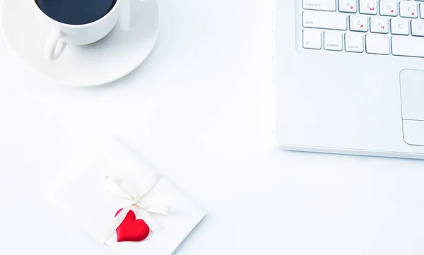 Laptop vagy jegyzetfüzet-val csésze kávé és a szívem asztalra — Stock Fotó