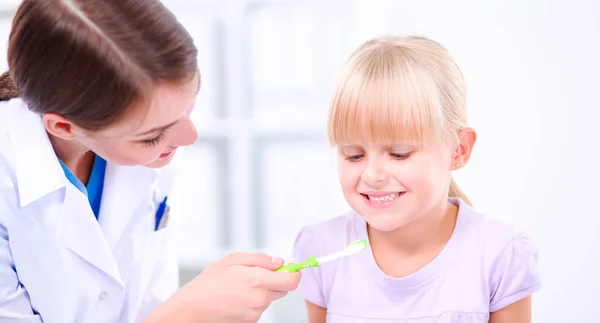 Dentist and little girl in the office — Stock Photo, Image
