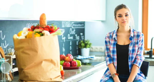 Mutfak tablosunda yakın oturan genç kadın