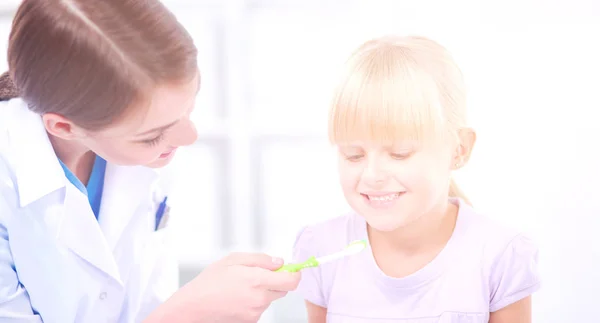 Dentiste et petite fille dans le bureau — Photo