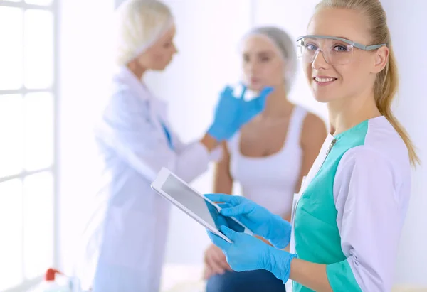 Bela cara de mulher perto do médico com seringa — Fotografia de Stock