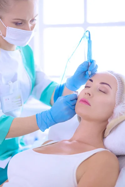 Permanent makeup for eyebrows. Closeup of beautiful woman with thick brows in beauty salon — Stock Photo, Image