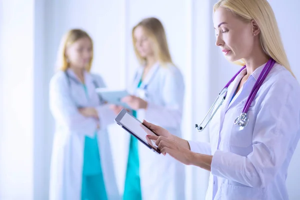 Doctora de pie con estetoscopio en el hospital. Mujer doctora —  Fotos de Stock