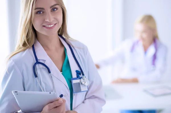 Doctora de pie con estetoscopio en el hospital. Mujer doctora —  Fotos de Stock