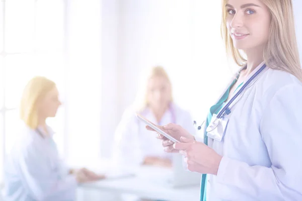 Kobieta doktor stojąca ze stetoskopem w szpitalu. Kobieta lekarz — Zdjęcie stockowe