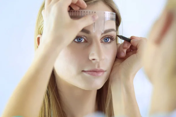 Permanente make-up voor wenkbrauwen. Close-up van mooie vrouw met dikke wenkbrauwen in schoonheidssalon — Stockfoto