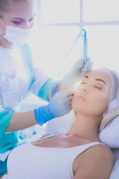 Permanent makeup for eyebrows. Closeup of beautiful woman with thick brows in beauty salon — Stock Photo, Image