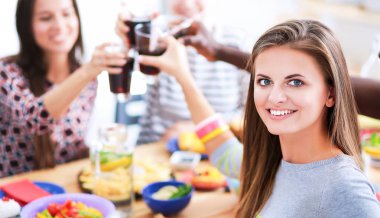 Öğle yemeği sırasında selfie çeken bir grup insan.