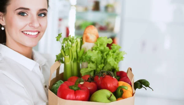 Mujer hornear en casa siguiendo la receta en una tableta — Foto de Stock