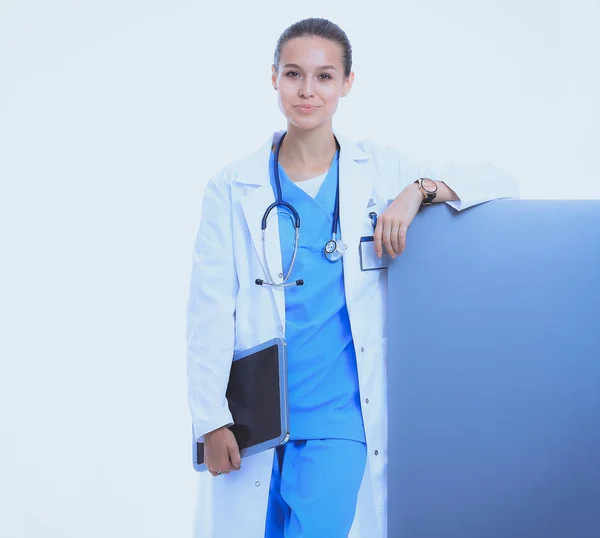 Boş reklam panosu olan bir kadın doktor. — Stok fotoğraf
