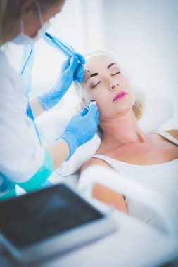 Kaşlar için kalıcı makyaj. Güzellik salonunda kalın kaşlı güzel bir kadın.