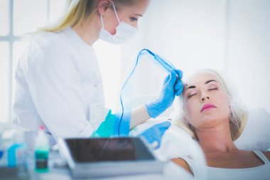 Kaşlar için kalıcı makyaj. Güzellik salonunda kalın kaşlı güzel bir kadın.