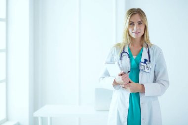 tıbbi ofiste geçti silah ile duran üç kendine güvenen kadın doktor portresi