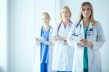 tıbbi ofiste geçti silah ile duran üç kendine güvenen kadın doktor portresi