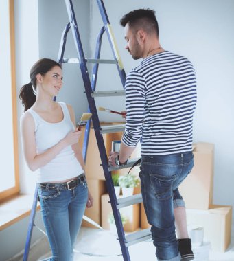 Portre mutlu gülümseyen genç çift resim iç duvar yeni ev