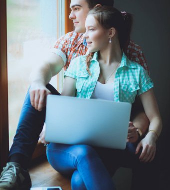 Genç çift katta oturan ve onlar hakkında tasarruf hesaplama