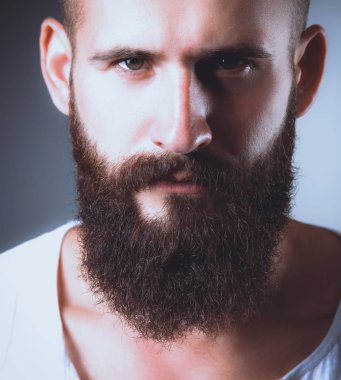 Ayakta, gri arka plan üzerinde izole yakışıklı adam portresi