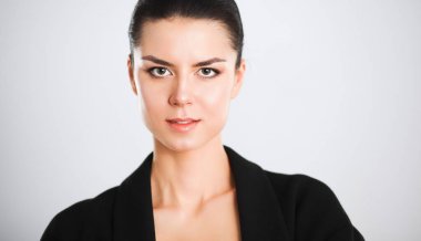 ayakta, gri arka plan üzerinde izole genç kadın