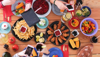 Yemek masasında içki içen insanlar.