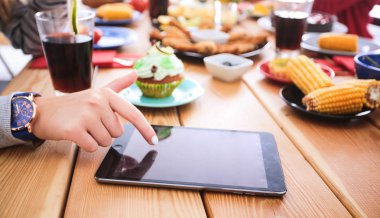 Yemek masasında içki içen insanlar.