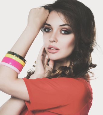 Güzel esmer kadın giyiyor deri ceket portresi