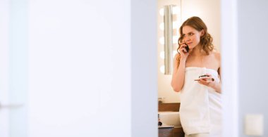 Banyo üzerinde duran genç kadın