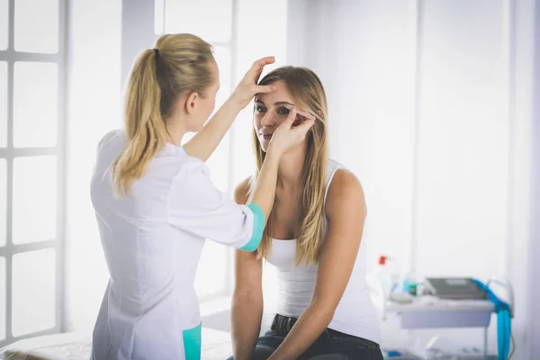 Permanentes Make-up für Augenbrauen. Nahaufnahme einer schönen Frau mit dicken Brauen im Schönheitssalon — Stockfoto