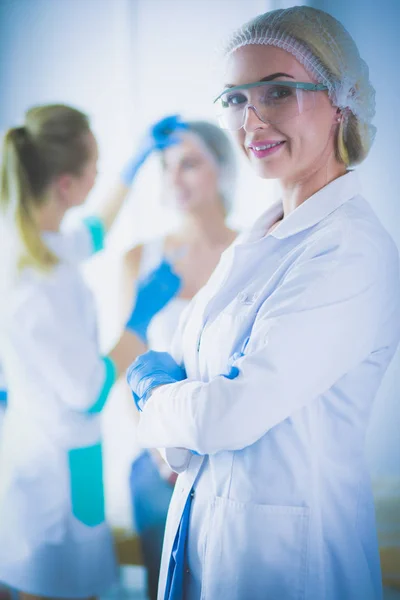 Schöne Frau Gesicht in der Nähe Arzt mit Spritze — Stockfoto