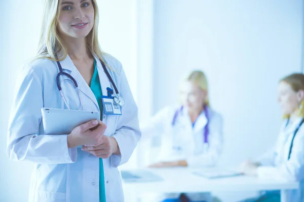아름다운 여성 이 주사기를 들고 의사 곁에 서 있다 — 스톡 사진