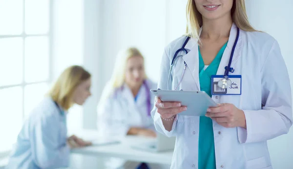 아름다운 여성 이 주사기를 들고 의사 곁에 서 있다 — 스톡 사진