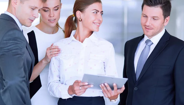 Grupo de empresários fazendo apresentação com laptop durante reunião — Fotografia de Stock