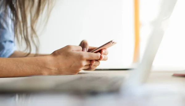 Giovane donna seduta al tavolo dell'ufficio con computer portatile — Foto Stock