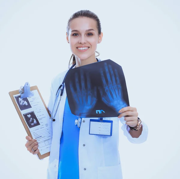 若い女性医師見ますザ · X線写真孤立した上の白い背景 — ストック写真
