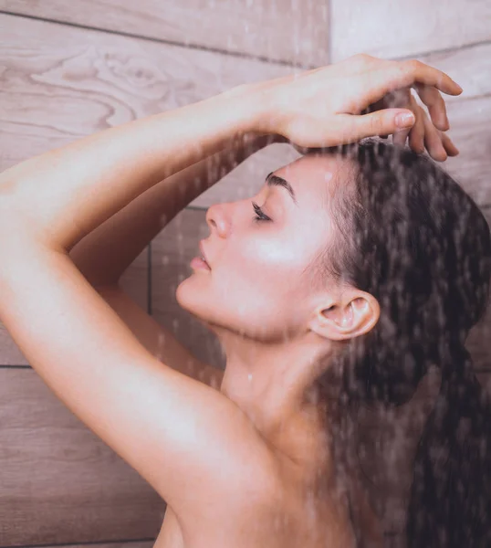 Ung vacker kvinna under dusch i badrum — Stockfoto